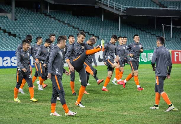 (160524) -- SYDNEY, May 24, 2016 -- Players of China s Shandong Luneng FC attend a training in Sydney, Australia, May 24, 2016. Shandong Luneng FC will face Sydney FC in the second leg of the Asian Football Confederation (AFC) Asian Champions Legaue round of 16 on Wednesday night. ) (SP)AUSTRALIA-SYDNEY-SHANDONG LUNENG-AFC CHAMPIONS LEAGUE ZhuxHongye 