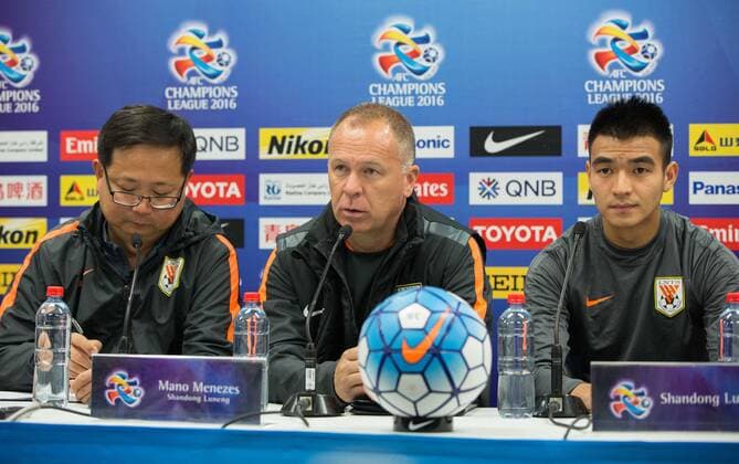 (160524) -- SYDNEY, May 24, 2016 -- Head coach of China s Shandong Luneng FC Mano Menezes (C) and Liu Binbin (R) of China s Shandong Luneng FC attend a press conference PK Pressekonferenz in Sydney, Australia, May 24, 2016. Shandong Luneng FC will face Sydney FC in the second leg of the Asian Football Confederation (AFC) Asian Champions Legaue round of 16 on Wednesday night. ) (SP)AUSTRALIA-SYDNEY-SHANDONG LUNENG-AFC CHAMPIONS LEAGUE ZhuxHongye 