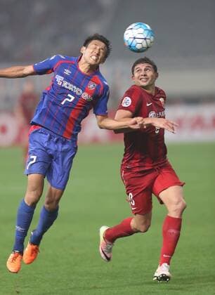(160524) -- SHANGHAI, May 24, 2016 -- Elkeson (R) of China s Shanghai SIPG competes during the second round of 1 8 finals against Japan s FC Tokyo at the Asian Football Confederation (AFC) Asian Champions Legaue in Shanghai, east China, on May 24, 2016. Shanghai SIPG won 1-0. ) (SP)CHINA-SHANGHAI-AFC CHAMPIONS LEAGUE FanxJun 