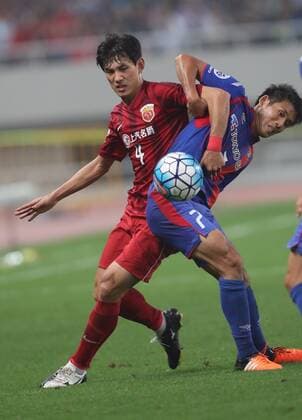 (160524) -- SHANGHAI, May 24, 2016 -- Wang Shenchao (L) of China s Shanghai SIPG competes during the second round of 1 8 finals against Japan s FC Tokyo at the Asian Football Confederation (AFC) Asian Champions Legaue in Shanghai, China, on May 24, 2016. Shanghai SIPG won 1-0. ) (SP)CHINA-SHANGHAI-AFC CHAMPIONS LEAGUE FanxJun 