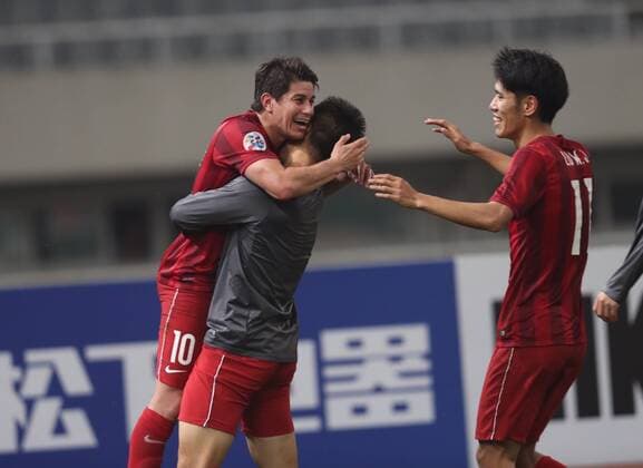 (160524) -- SHANGHAI, May 24, 2016 -- Players of China s Shanghai SIPG celebrate after winning the second round of 1 8 finals against Japan s FC Tokyo at the Asian Football Confederation (AFC) Asian Champions Legaue in Shanghai, China, on May 24, 2016. Shanghai SIPG won 1-0. ) (SP)CHINA-SHANGHAI-AFC CHAMPIONS LEAGUE FanxJun 