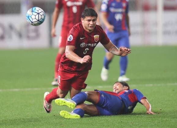 (160524) -- SHANGHAI, May 24, 2016 -- Elkeson (Top) of China s Shanghai SIPG competes during the second round of 1 8 finals against Japan s FC Tokyo at the Asian Football Confederation (AFC) Asian Champions Legaue in Shanghai, China, on May 24, 2016. Shanghai SIPG won 1-0. ) (SP)CHINA-SHANGHAI-AFC CHAMPIONS LEAGUE FanxJun 