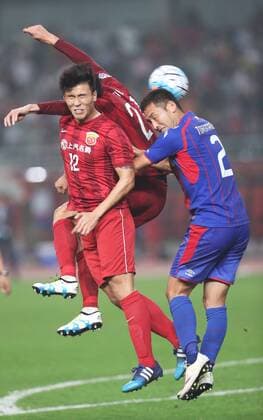 (160524) -- SHANGHAI, May 24, 2016 -- Li Haowen (L) of China s Shanghai SIPG competes during the second round of 1 8 finals against Japan s FC Tokyo at the Asian Football Confederation (AFC) Asian Champions Legaue in Shanghai, China, on May 24, 2016. Shanghai SIPG won 1-0. ) (SP)CHINA-SHANGHAI-AFC CHAMPIONS LEAGUE DingxTing 