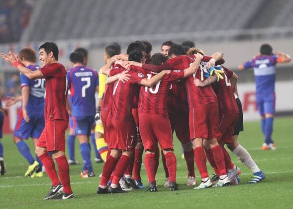 (160524) -- SHANGHAI, May 24, 2016 -- Players of China s Shanghai SIPG celebrate for goal during the second round of 1 8 finals against Japan s FC Tokyo at the Asian Football Confederation (AFC) Asian Champions Legaue in Shanghai, China, on May 24, 2016. Shanghai SIPG won 1-0. ) (SP)CHINA-SHANGHAI-AFC CHAMPIONS LEAGUE DingxTing 