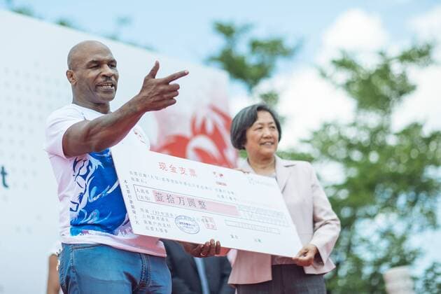 Mike Tyson besucht die Chinesische Mauer BEIJING, CHINA - MAY 24: (CHINA OUT) American former professional boxer Mike Tyson (L) poses on the Great Wall during the Weigh-in of IBF World Boxing Championship Bout at Mutianyu on May 24, 2016 in Beijing, China.  CFP485045403 