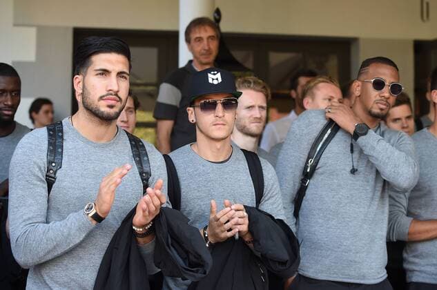 24.05.2016, xfux, Vorbereitung EM 2016, Ankunft der Deutsche Fussball Nationalmannschaft DFB am Hotel Giardino in Ascona, emspor emonline, v.l. Emre Can (Deutschland), Mesut Oezil (Deutschland), Jerome Boateng (Deutschland) Ascona