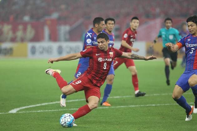 Elkeson de Oliveira Cardoso of China s Shanghai SIPG shoots against Japan s FC Tokyo during the first half of their Round of 16 soccer match of the AFC Champions League 2016 in Shanghai, China, 24 May 2016. Wu Lei s dramatic injury-time winner put Sven-Goran Eriksson s Shanghai SIPG into the AFC Champions League quarter-finals against a dumbfounded FC Tokyo on Tuesday (May 24). The Japanese visitors were seconds away from Asia s last eight until Wu struck in the 91st minute for a 1-0 win, sparking chaotic celebrations among the SIPG players and fans. SIPG s win on the away goals rule, after the last-16 tie s first leg finished 2-1, means Eriksson s side have reached the quarter-finals at their first attempt after coming through qualifying. Although SIPG are debutants, the well-travelled former England coach has seasoned performers to call on including Elkeson and Dario Conca, who have both lifted the trophy with Guangzhou Evergrande. And it was Elkeson s rocket of a shot which rebounded to Wu, who tucked away the loose ball before wheeling away and being mobbed by his team-mates. SIPG will now believe fate is on their side as they fly the Chinese flag in the latter stages, after the demise of holders Evergrande and fellow big-spenders Jiangsu Suning. Wu s late winner puts Shanghai through AFC Champions League  20160524_51611
