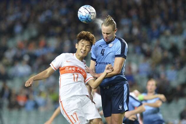 25.05.2016. Allianz Stadium,Sydney, Australia. AFC Champions League. Round of 16 game 2. Sydney v Shandong Luneng. Sydney defender Zac Anderson wins a header against Sandong forward Wu Xinghan. xNigelxOwenx  ActionPlus11741327