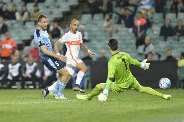 25.05.2016. Allianz Stadium,Sydney, Australia. AFC Champions League. Round of 16 game 2. Sydney v Shandong Luneng. Sydney defender Matthew Jurman watches on as Sydney goalkeeper Vedran Janjetovic saves from Sandong forward Diego Tardelli . xNigelxOwenx  ActionPlus11741329
