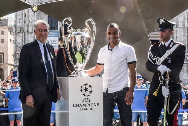 Fußball, Champions League Finale in Mailand, Trophy Tour MILANO 05 26 2016 - FOOTBALL PARADE OPENING CEREMONY WITH ARRIVAL AND DEPARTURE FROM CASTLE CUP CHAMPIONS IN CATHEDRAL SQUARE DISPLAYED AT THE CHAMPIONS LEAGUE FINAL - Giuliano Pisapia And CAFU  x