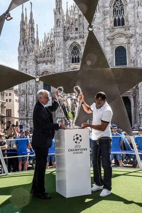 Bilder des Tages SPORT Fußball, Champions League Finale in Mailand, Trophy Tour MILANO 05 26 2016 - FOOTBALL PARADE OPENING CEREMONY WITH ARRIVAL AND DEPARTURE FROM CASTLE CUP CHAMPIONS IN CATHEDRAL SQUARE DISPLAYED AT THE CHAMPIONS LEAGUE FINAL - Giuliano Pisapia And CAFU  x