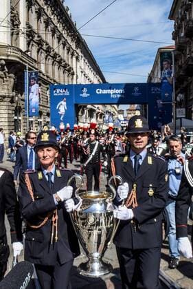 Bilder des Tages SPORT Fußball, Champions League Finale in Mailand, Trophy Tour MILANO 05 26 2016 - FOOTBALL PARADE OPENING CEREMONY WITH ARRIVAL AND DEPARTURE FROM CASTLE CUP CHAMPIONS IN CATHEDRAL SQUARE DISPLAYED AT THE CHAMPIONS LEAGUE FINAL - POLICE  x