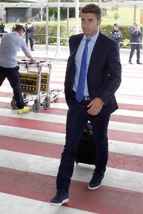 Fußball, Champions League, Ankunft Atletico Madrid in Mailand Atletico Madrid s midfielder Gabi Fernandez at the arrival of the team to Barajas International Airport to departure Milano in Madrid, Spain on 26 May 2014. Real Madrid will face Atletico Madrid in the UEFA Champions League final at San Siro stadium in Milano, Italy, upcoming 28 May. Atletico Madrid s departure !ACHTUNG: NUR REDAKTIONELLE NUTZUNG!  20160526-635998810224570561