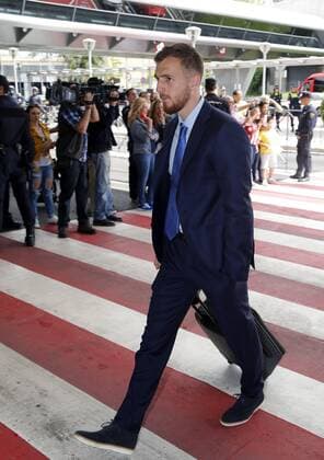 Fußball, Champions League, Ankunft Atletico Madrid in Mailand Atletico Madrid s Slovenian goalkeeper Jan Oblak at the arrival of the team to Barajas International Airport to departure Milano in Madrid, Spain on 26 May 2014. Real Madrid will face Atletico Madrid in the UEFA Champions League final at San Siro stadium in Milano, Italy, upcoming 28 May. Atletico Madrid s departure !ACHTUNG: NUR REDAKTIONELLE NUTZUNG!  20160526-635998810289154561