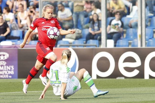 FuÃŸball, Damen, Champions League Finale, VfL Wolfsburg - Olympique Lyon 26.05.2016. Stadio Citta del Tricolore, Reggio, Italy. UEFA Womens Champions League Final. Wolfsburg versus Lyon. Ada Hegerberg (Olympique Lyonnais), tackled by Lara Dickenmann (VfL Wolfsburg) xEmanuelexPennacchiox  ActionPlus11741923