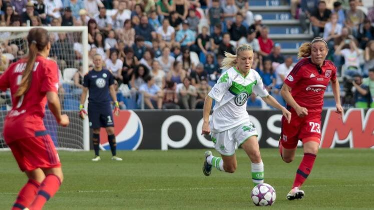 Fußball, UEFA Women s Champions League Finale, VfL Wolfsburg - Olympique Lyon; vl Lara Dickenmann, Camille Abily. xtgx