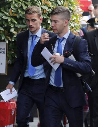 Fußball, Champions League, Ankunft Atletico Madrid in Mailand Atletico de Madrid s French striekr Antoine Griezmann (L) and his team mate Argentinian Luciano Vietto arrive at the hotel where the team will stay in Milan, before next Saturday s Champions League Final against Real Madrid, in Milano, Italy, 26 May 2016. ATLETICO DE MADRID ARRIVES IN MILAN !ACHTUNG: NUR REDAKTIONELLE NUTZUNG!  MIL001 20160526-635998913477198002