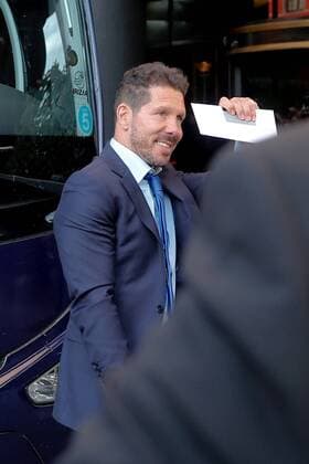 Fußball, Champions League, Ankunft Atletico Madrid in Mailand Atletico de Madrid s coach Diego Simeone waves as he arrives at the hotel where the team will stay, before next Saturday s Champions League Final against Real Madrid, in Milano, Italy, 26 May 2016. ATLETICO DE MADRID ARRIVES IN MILAN !ACHTUNG: NUR REDAKTIONELLE NUTZUNG!  MIL002 20160526-635998914146906002