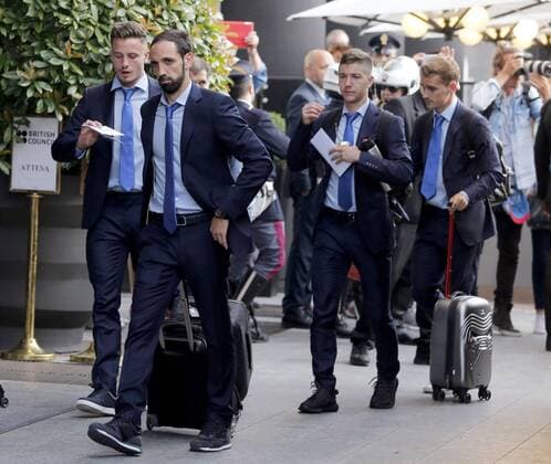 Fußball, Champions League, Ankunft Atletico Madrid in Mailand Atletico de Madrid s players Saul Niguez (L), Juan Francisco Torres (2L), Luciano Vietto (2R) and Antoine Griezmann (R) arrive at the hotel where the team will stay, before next Saturday s Champions League Final against Real Madrid, in Milano, Italy, 26 May 2016. ATLETICO DE MADRID ARRIVES IN MILAN !ACHTUNG: NUR REDAKTIONELLE NUTZUNG!  MIL003 20160526-635998914832682002