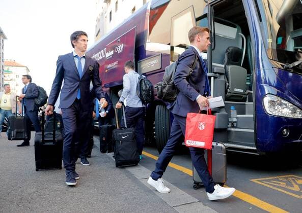Fußball, Champions League, Ankunft Atletico Madrid in Mailand Atletico de Madrid s striker Antoine Griezmann (R) arrives at the hotel where the team will stay, before next Saturday s Champions League Final against Real Madrid, in Milano, Italy, 26 May 2016. ATLETICO DE MADRID ARRIVES IN MILAN !ACHTUNG: NUR REDAKTIONELLE NUTZUNG!  MIL004 20160526-635998915488194002
