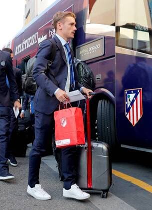 Fußball, Champions League, Ankunft Atletico Madrid in Mailand Atletico de Madrid s striker Antoine Griezmann arrives at the hotel where the team will stay, before next Saturday s Champions League Final against Real Madrid, in Milano, Italy, 26 May 2016. ATLETICO DE MADRID ARRIVES IN MILAN !ACHTUNG: NUR REDAKTIONELLE NUTZUNG!  MIL006 20160526-635998916236992002