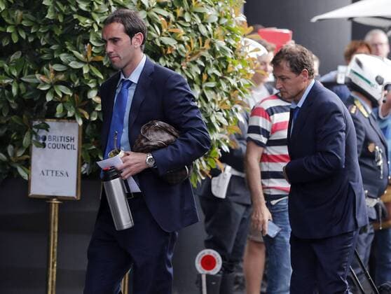 Fußball, Champions League, Ankunft Atletico Madrid in Mailand Atletico de Madrid s defense Diego Godin arrives at the hotel where the team will stay, before next Saturday s Champions League Final against Real Madrid, in Milano, Italy, 26 May 2016. ATLETICO DE MADRID ARRIVES IN MILAN !ACHTUNG: NUR REDAKTIONELLE NUTZUNG!  MIL010 20160526-635998920430636002