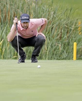 Golf, ProAm Turnier in Fort Worth May 26, 2016 - Fort Worth, TX, USA - Geoff Ogilvy lines up a putt on the 9th green during the first round of the Dean & DeLuca Invitational at Colonial Country Club in Fort Worth, Texas, on Thursday, May 26, 2016. Dean & DeLuca Invitational - ZUMAm67_