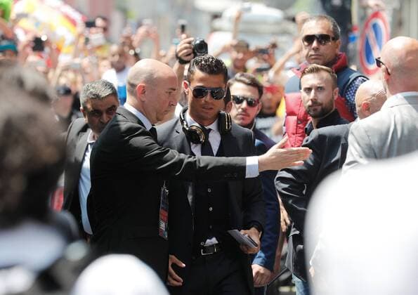 Bilder des Tages - SPORT Real Madrid s Protuguese forward Cristiano Ronaldo (C) arrives to a hotel in Milan (Italy) on 27 May 2016. The Champions League soccer final between Real Madrid and Atletico Madrid will be held at the San Siro stadium on 28 May. REAL MADRID ARRIVES TO MILAN !ACHTUNG: NUR REDAKTIONELLE NUTZUNG!  20160527-635999547562864736