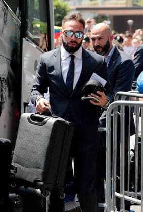Real Madrid s defender Daniel Carvajal (C) arrives to a hotel in Milan (Italy) on 27 May 2016. The Champions League soccer final between Real Madrid and Atletico Madrid will be held at the San Siro stadium on 28 May. REAL MADRID ARRIVES TO MILAN !ACHTUNG: NUR REDAKTIONELLE NUTZUNG!  20160527-635999549083579137
