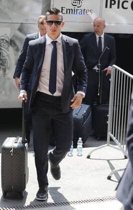 Real Madrid s Colombian midfielder James Rodriguez (C) arrives to a hotel in Milan (Italy) on 27 May 2016. The Champions League soccer final between Real Madrid and Atletico Madrid will be held at the San Siro stadium on 28 May. REAL MADRID ARRIVES TO MILAN !ACHTUNG: NUR REDAKTIONELLE NUTZUNG!  20160527-635999549751279383