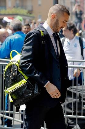 Real Madrid s French forward Karim Benzema arrives to a hotel in Milan (Italy) on 27 May 2016. The Champions League soccer final between Real Madrid and Atletico Madrid will be held at the San Siro stadium on 28 May. REAL MADRID ARRIVES TO MILAN !ACHTUNG: NUR REDAKTIONELLE NUTZUNG!  20160527-635999550445474933