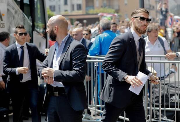 Real Madrid s captain Sergio Ramos (R) arrives to a hotel in Milan (Italy) on 27 May 2016. The Champions League soccer final between Real Madrid and Atletico Madrid will be held at the San Siro stadium on 28 May. REAL MADRID ARRIVES TO MILAN !ACHTUNG: NUR REDAKTIONELLE NUTZUNG!  20160527-635999552410262060
