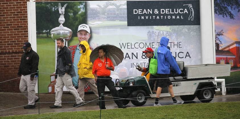 Golf, ProAm Turnier in Fort Worth, Regenunterbrechung May 27, 2016 - Fort Worth, TX, USA - Umbrellas are needed as weather delays the start of play during the second day of the Dean & DeLuca Invitational Golf Tournament at the Colonial Country Club, Friday, May 27, 2016 in Fort Worth, Texas. Colonial Friday - ZUMAm67_