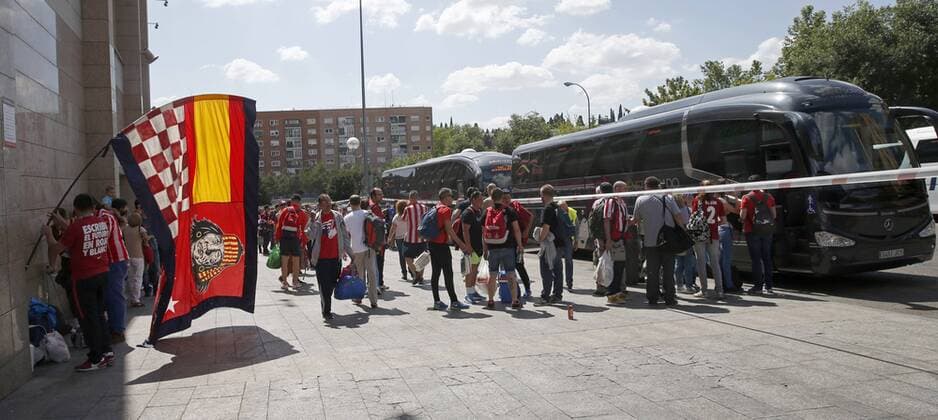 Atletico Madrid s supporters stand in the area around the Vicente Calderon stadium before their departure to Milan in Madrid, Spain, 27 May 2016. Atletico Madrid will face Real Madrid in the UEFA Champions League final at San Siro stadium in Milano, Italy, upcoming 28 May. ATLETICO MADRID S SUPPORTERS TRAVEL TO MILAN !ACHTUNG: NUR REDAKTIONELLE NUTZUNG!  20160527-635999674782869747