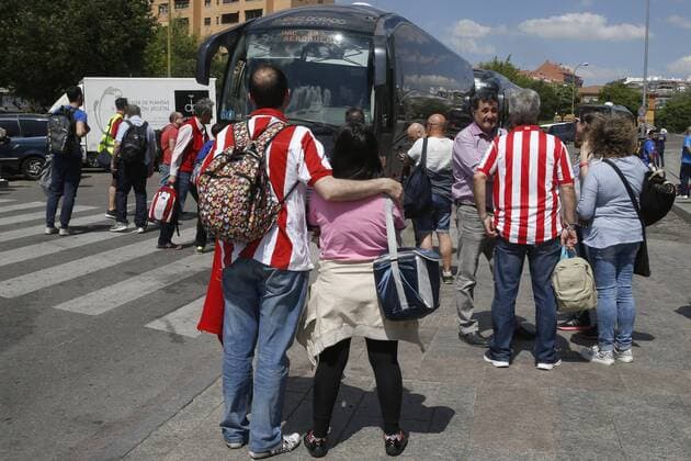 Atletico Madrid s supporters stand in the area around the Vicente Calderon stadium before their departure to Milan in Madrid, Spain, 27 May 2016. Atletico Madrid will face Real Madrid in the UEFA Champions League final at San Siro stadium in Milano, Italy, upcoming 28 May. ATLETICO MADRID S SUPPORTERS TRAVEL TO MILAN !ACHTUNG: NUR REDAKTIONELLE NUTZUNG!  20160527-635999675459753747