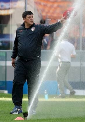 Atletico Madrid s Argentinian coach assistant German Burgos during the team s training session at the Giuseppe Meazza Stadium in Milan, Italy, 27 May 2016. Atletico Madrid will face Real Madrid in the UEFA Champions League Final on 28 May 2016 in Milan. Atletico Madrid training !ACHTUNG: NUR REDAKTIONELLE NUTZUNG!  20160527-635999709034283196