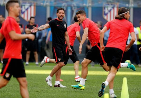 Atletico Madrid s Argentian head coach Diego Simeone (C) chats with his assistant German Burgos (L) next to midfielder Jorge Koke Resurreccion (R) during the team s training session at the Giuseppe Meazza Stadium in Milan, Italy, 27 May 2016. Atletico Madrid will face Real Madrid in the UEFA Champions League Final on 28 May 2016 in Milan. Atletico Madrid training !ACHTUNG: NUR REDAKTIONELLE NUTZUNG!  20160527-635999715358343196