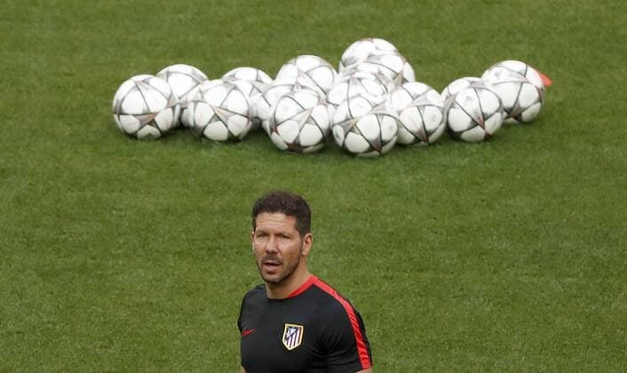 Atletico Madrid s Argentian head coach Diego Simeone during the team s training session at the Giuseppe Meazza Stadium in Milan, Italy, 27 May 2016. Atletico Madrid will face Real Madrid in the UEFA Champions League Final on 28 May 2016 in Milan. Atletico Madrid training !ACHTUNG: NUR REDAKTIONELLE NUTZUNG!  20160527-635999718738407196