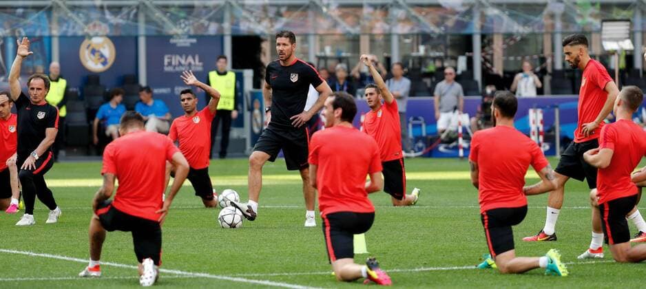 Atletico Madrid s Argentian head coach Diego Simeone (C) during the team s training session at the Giuseppe Meazza Stadium in Milan, Italy, 27 May 2016. Atletico Madrid will face Real Madrid in the UEFA Champions League Final on 28 May 2016 in Milan. Atletico Madrid training !ACHTUNG: NUR REDAKTIONELLE NUTZUNG!  20160527-635999720106215196