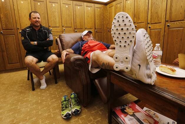 Golf, ProAm Turnier in Fort Worth, Regenunterbrechung May 27, 2016 - Fort Worth, TX, USA - Caddies Wynand Dutchy Stander and Mick Middlemo relax in the locker room as weather delays the start of play during the second day of the Dean & DeLuca Invitational Golf Tournament at the Colonial Country Club on May 27, 2016 in Fort Worth, Texas. Colonial Friday - ZUMAm67_
