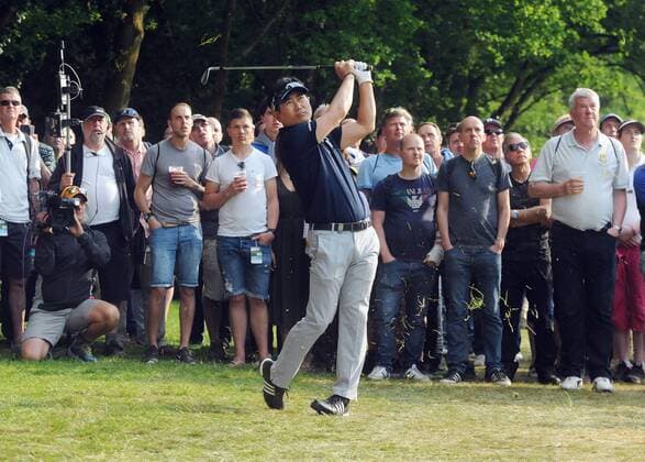 Golf - 2016 BMW PGA Golf Herren Championship Wentworth - Round Two Y E Yang of Korea in a bunker at the 17th. COLORSPORT ANDREW COWIE 