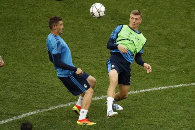 Real Madrid s players Austrian Mateo Kovacic (L) and German Toni Kroos during the team s training session at San Siro Stadium in Milan, Italy, 27 May 2016. Real Madrid will face Atletico de Madrid in the UEFA Champions League Final on 28 May 2016 in Milan. REAL MADRID TRAINING SESSION !ACHTUNG: NUR REDAKTIONELLE NUTZUNG!  MIL013 20160527-635999781082855397