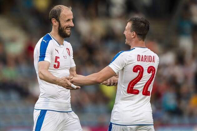 Bilder des Tages - SPORT Roman Hubnik, left, and Vladimir Darida of Czech Republic smile during a friendly soccer match between Czech Republic and Malta in Kufstein, Austria, May 27, 2016. The Czech Republic National Football Team is in Austria for a training camp in preparation for the UEFA EURO EM Europameisterschaft Fussball 2016 soccer championships, hosted by France. (CTKxPhoto DavidxTanecek) CTKPhotoP201605270988401  TAD 012
