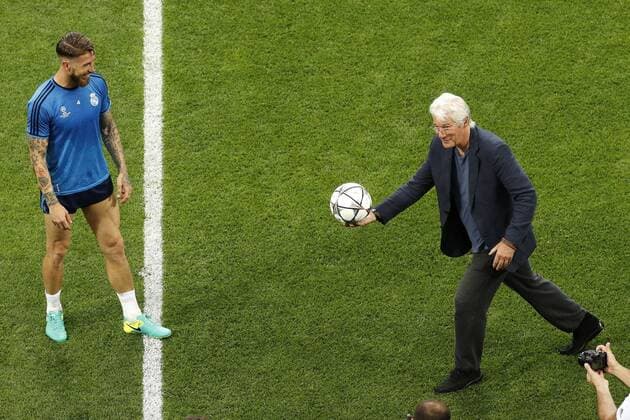 US actor Richard Gere (R) next to Real Madrid s defense Sergio Ramos during the team s training session at San Siro Stadium in Milan, Italy, 27 May 2016. Real Madrid will face Atletico de Madrid in the UEFA Champions League Final on 28 May 2016 in Milan. REAL MADRID TRAINING SESSION !ACHTUNG: NUR REDAKTIONELLE NUTZUNG!  MIL044 71323618st