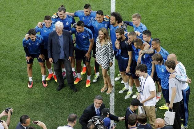 US actor Richard Gere (2L) and his girlfriend Alejandra Silva (C) pose with Real Madrid s players during the team s training session at San Siro Stadium in Milan, Italy, 27 May 2016. Real Madrid will face Atletico de Madrid in the UEFA Champions League Final on 28 May 2016 in Milan. REAL MADRID TRAINING SESSION !ACHTUNG: NUR REDAKTIONELLE NUTZUNG!  MIL045 71323622st