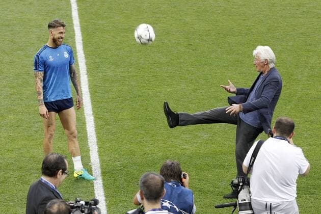 Bilder des Tages - SPORT American actor Richard Gere with Real Madrid s player Sergio Ramos during Champions League 2015 2016 training session. May 27,2016.  (20160527164)