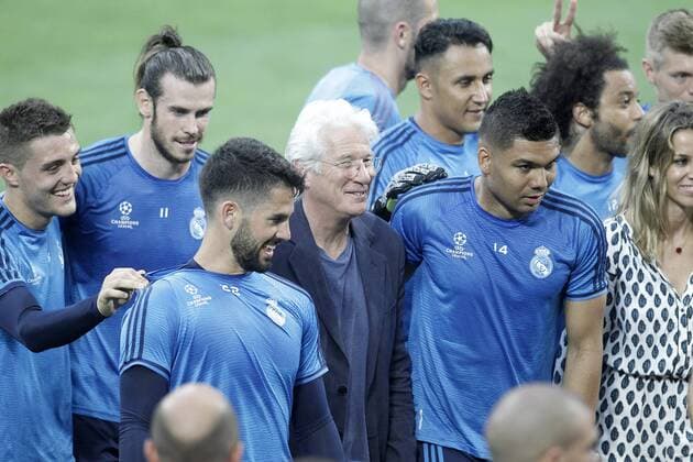 American actor Richard Gere with Real Madrid s players during Champions League 2015 2016 training session. May 27,2016.  (2016052790)