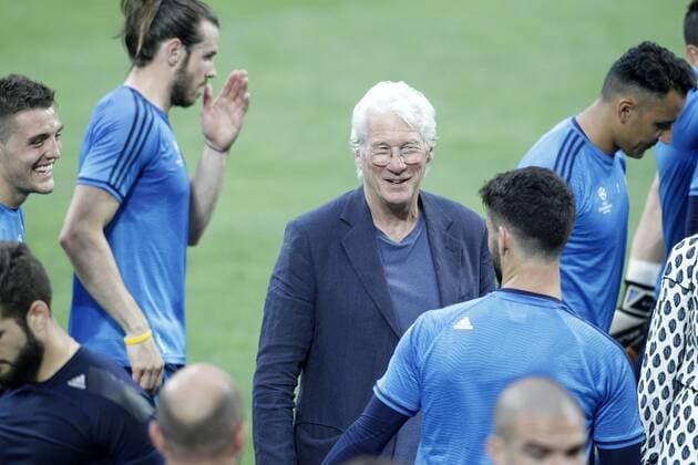 American actor Richard Gere with Real Madrid s players during Champions League 2015 2016 training session. May 27,2016.  (2016052791)
