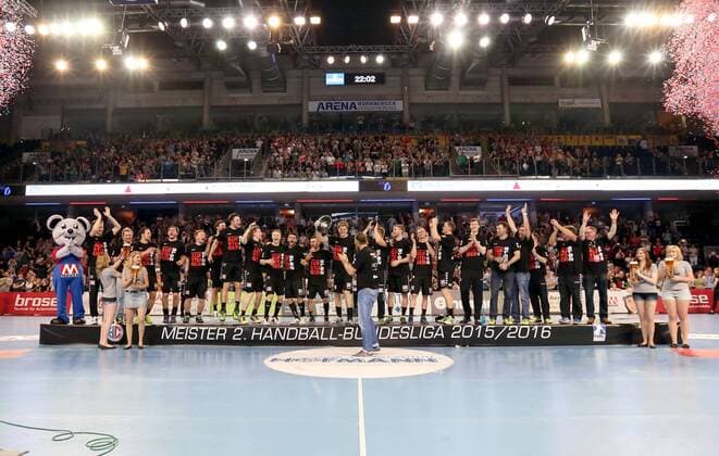 27.05.2016 - Handball - 2. Bundesliga HBL - Saison 2015 2016 - 39. Spieltag: HC Erlangen HCE - EHV Aue - DaMa - Meisterfeier der Mannschaft Team des HCE HC Erlangen nach Spielende
