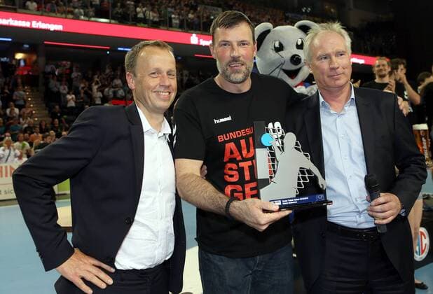 27.05.2016 - Handball - 2. Bundesliga HBL - Saison 2015 2016 - 39. Spieltag: HC Erlangen HCE - EHV Aue - DaMa - Robert Andersson (Trainer HC Erlangen HCE ) wird nach Spielende zum Trainer des Jahres geehrt